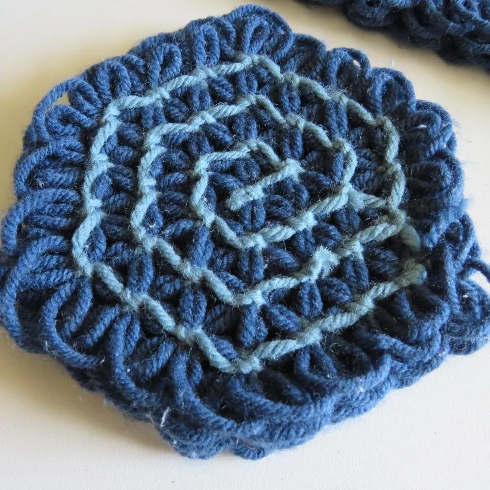 YARN TRIVET & 2 COASTER PLACE Vintage Yarn 1980s (set of 3 total)